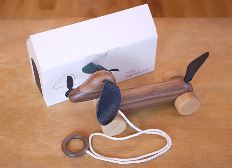 【出産祝いにおすすめ】木製プルトイ ダックスフンド～赤ちゃんに安全な日本製の木のおもちゃ～【名入れ可能】ウォールナット　ギフトボックス