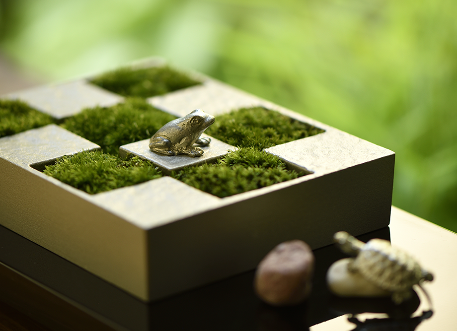 【新築祝いにおすすめ】市松庭園 花器　〜高岡銅器の錫製オブジェ〜　オプションの蛙、亀もかわいい