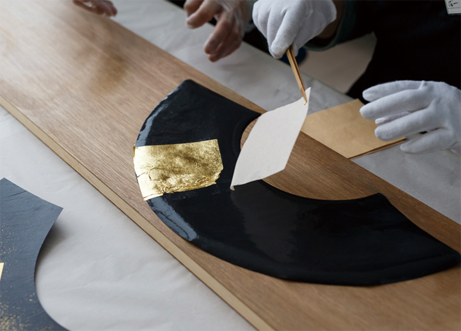 外国の方へのギフトにおすすめ【箔一】金沢箔扇子 箔美 輝岩 kigan（金沢箔）の小物～　職人による手作業で作られています