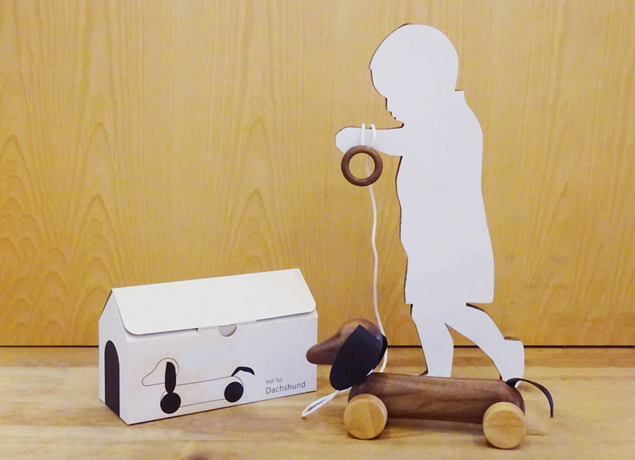 【出産祝いにおすすめ】木製プルトイ ダックスフンド～赤ちゃんに安全な日本製の木のおもちゃ～【名入れ可能】