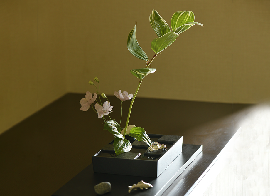 【新築祝いにおすすめ】市松庭園 花器　〜高岡銅器の錫製オブジェ〜　レイアウト例