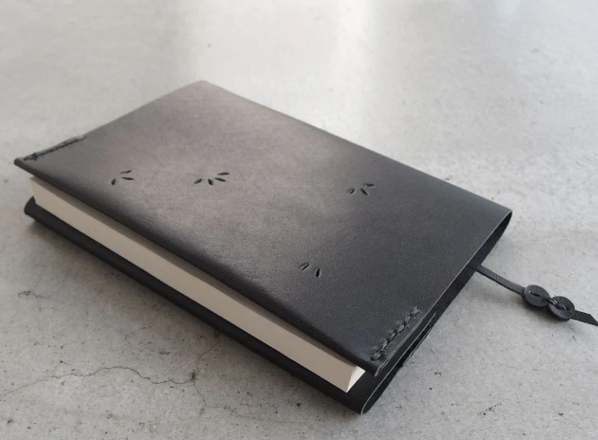 ぐしぐし手縫い＊英字型押しレザーのブックカバー＊ ぐしぐし手縫い＊英字型押しレザーのブックカバー＊