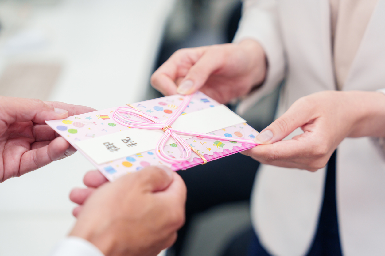 桜舞う門出に贈る、一生モノの「武器」。心に残る卒業・就職祝い人気ランキングと選び方