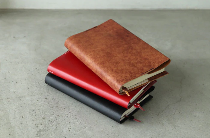 本革-手縫い仕上げ】レザーブックカバー 4×6〜名入れ可 - 日本製