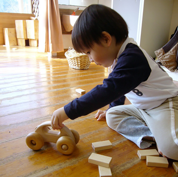 よしたかのくるま〜赤ちゃんのおもちゃギフトに安全な日本製〜【名入れ可能】