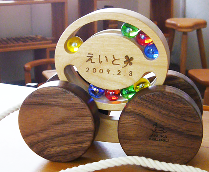 木の引き車〜赤ちゃんのおもちゃギフトに安全な日本製〜名入れ例