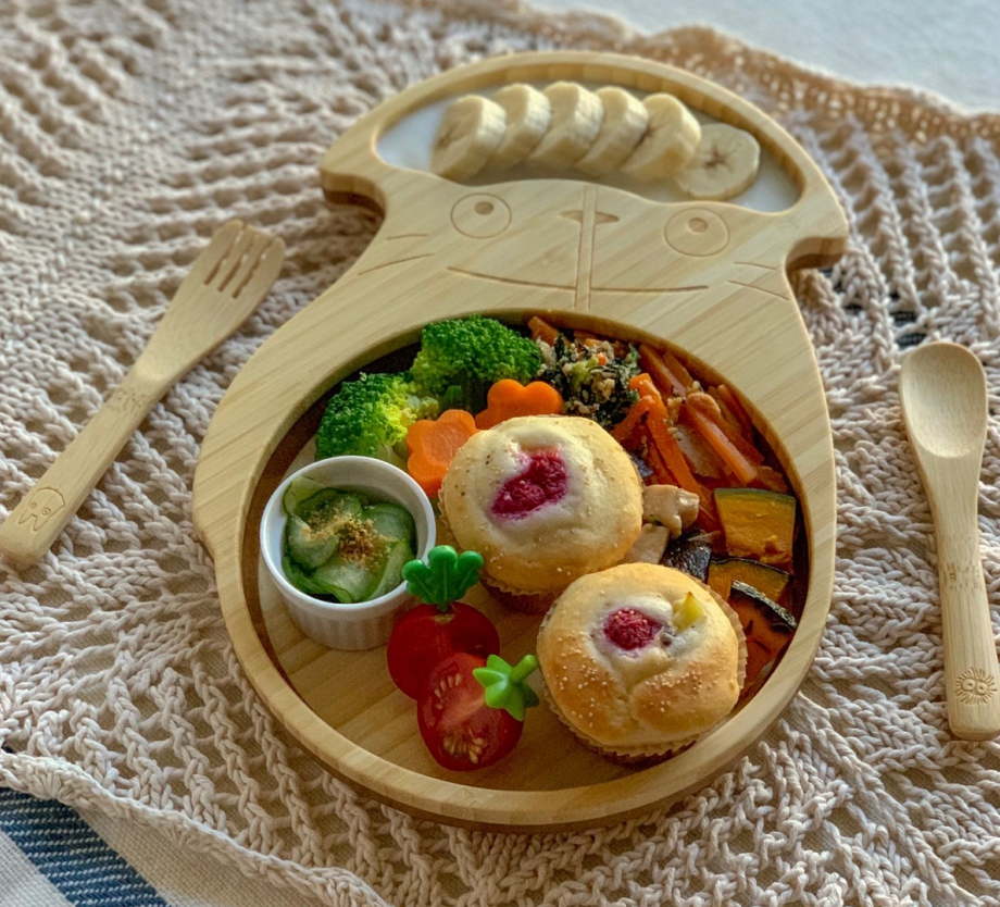 出産祝い名入れプレゼントはFUNFAMの日本製竹食器 となりのトトロ 傘トトロプレートセット_プレート盛り付け例