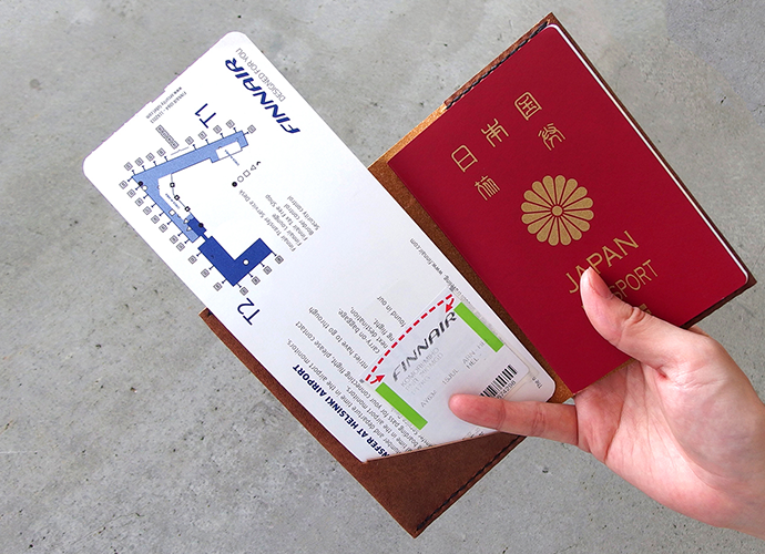 KAKURA レザーパスポートカバー フライトチケットをスマートに収納　日本製