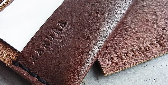 手縫いレザー縦巻きウォレット 〜上質な牛革のコンパクト財布〜 名入れ可　名入れ例