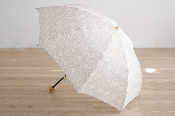 【送料無料】刺繍がおしゃれ（日傘・雨傘）『フローラルレース』 8本骨50ｃｍ 婦人用折りたたみ傘~日本製の手作り傘~ サンドベージュ