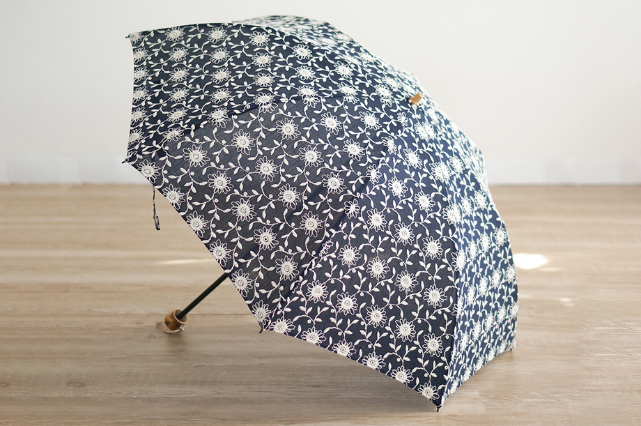 【送料無料】刺繍がおしゃれ（日傘・雨傘）『フローラルレース』 8本骨50ｃｍ 婦人用折りたたみ傘~日本製の手作り傘~ ダークネイビー
