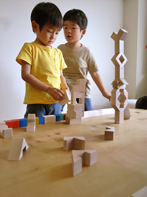 mastrogeppetto/マストロ・ジェッペットの積み木CUBICOLO QUADROで遊ぶ子供