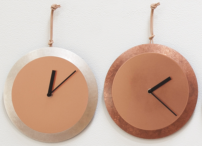 革紐と銅の掛け時計：tone_clock　銀　桃
