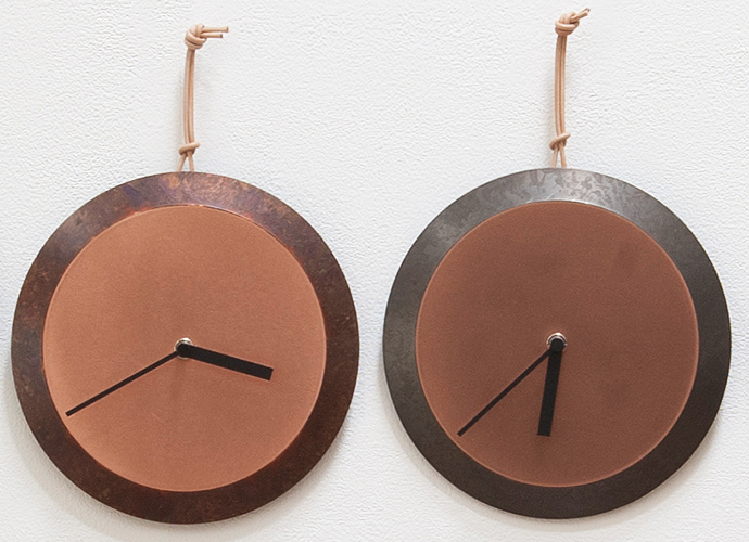 革紐と銅の掛け時計：tone_clock　赤　黒