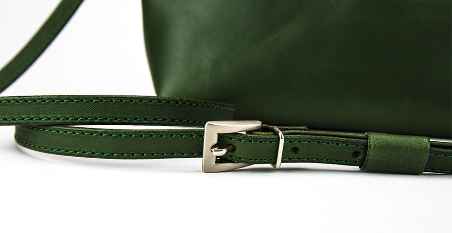 シンプルなショルダーバッグ 〜上質な日本製革小物〜 名入れ可　革紐の長さ調節可能
