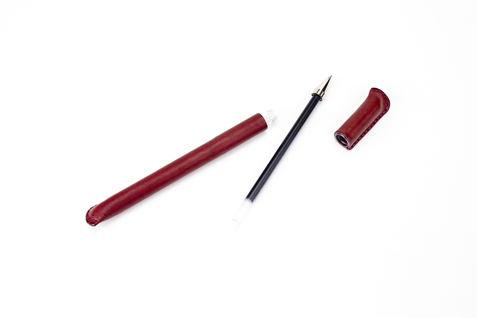 人気のノベルティ！革巻きボールペン 〜上質な日本製革小物〜 名入れ可　インク交換可能です。