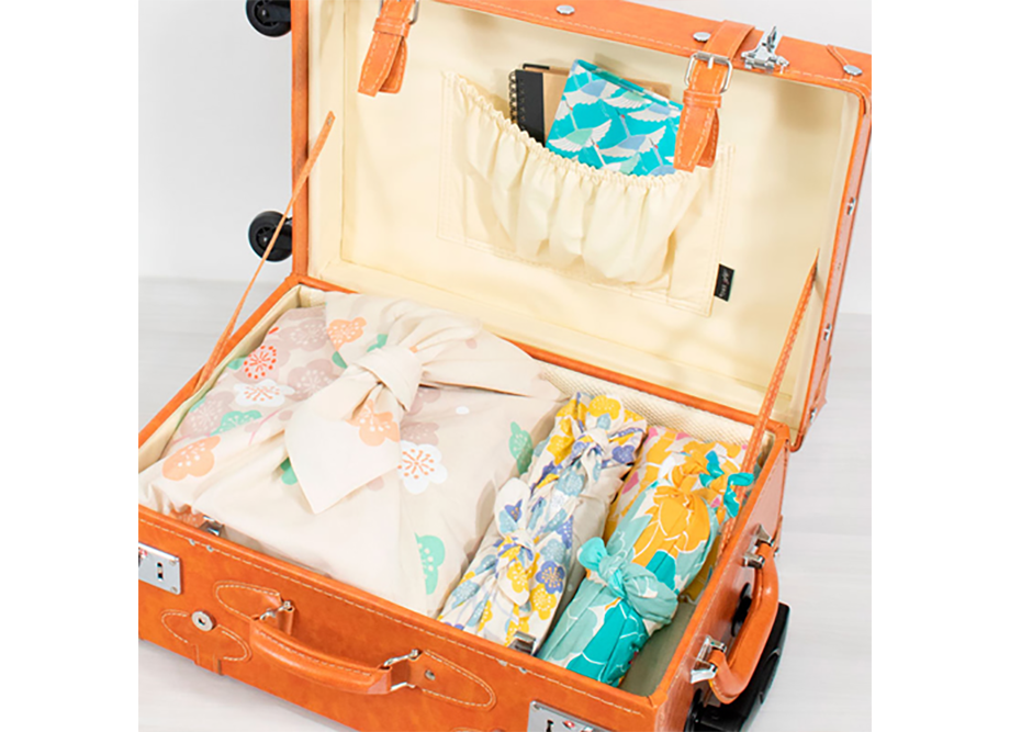 風呂敷アレンジ例　スーツケースの中身収納